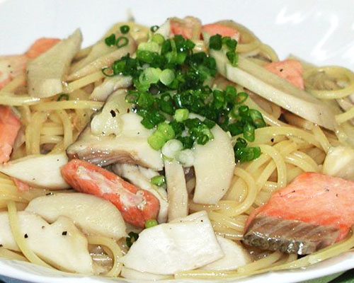 鮭ときのこのパスタ　醤油味