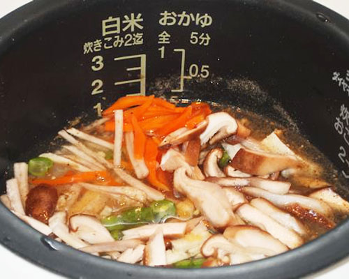 出汁袋を使って 簡単炊き込み御飯 具を入れて