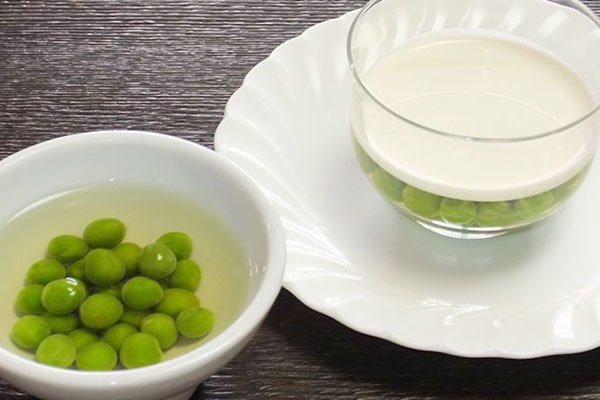 グリンピースの白醤油漬けと豆ゼリー