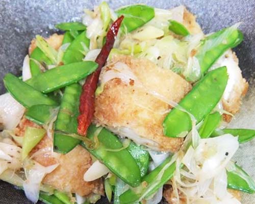 魚と絹さやの中華風炒め物