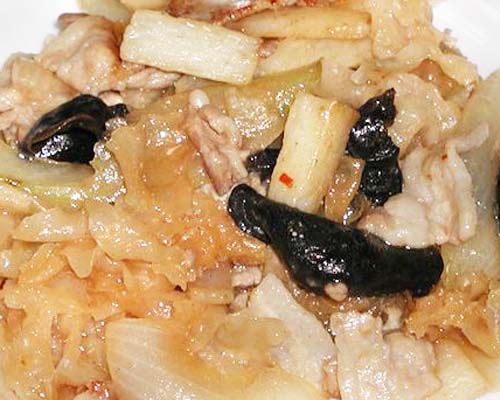 きくらげと豚肉のピリ辛炒め　ソース風味
